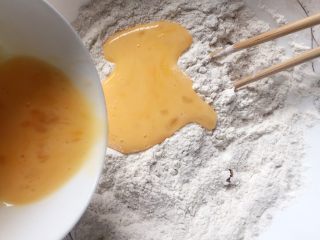 3、红糖麻花,加入打散的蛋液，搅拌均匀。