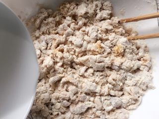 4、红糖麻花,加入少许清水，水要一点一点慢慢的加入。（不同的面粉吸水性不同，自己看面团的软硬度调整，不能和的太软，面太软了呆会做的时候不好整形。）