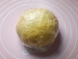 5、红糖麻花,揉成光滑的面团，包上保鲜膜醒半小时。