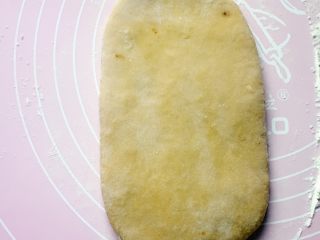 6、红糖麻花,把醒好的面团用擀面杖擀开。