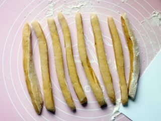 7、红糖麻花,用刮刀切成长条。（面切的粗细决定麻花的大小，想要麻花小一点的，就把面切的细点。）