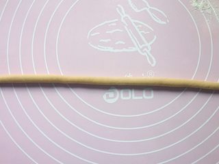 8、红糖麻花,然后取其中一个长条搓成细圆条儿。