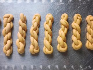 11、红糖麻花,依法做好所有的麻花。