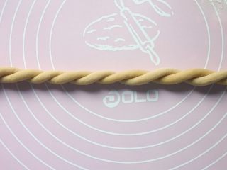 9、红糖麻花,两只手顺不同方向拧，再对折。