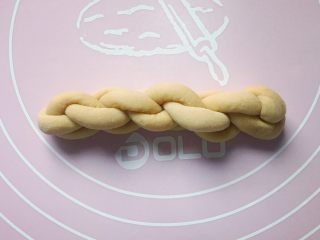 10、红糖麻花,再对折，捏紧收口，就成麻花形状。（收口一定要捏紧，不然炸的时候容易散开）