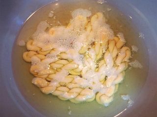 12、红糖麻花,锅中倒入足量的玉米油，烧至七成热时，即微微冒烟的程度后放入麻花，中小火慢炸，中途要不停翻动使之受热均匀。