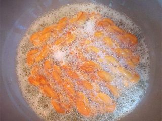 13、红糖麻花,待麻花慢慢膨胀，体积变大，颜色变成金黄色。