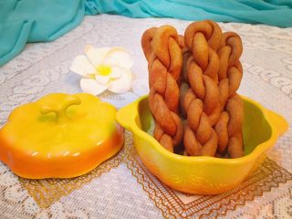 15、红糖麻花,冷却后食用，又香又脆！虽然是油炸的，但吃起来一点也不油腻哦。