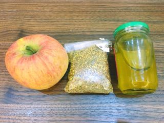 1、甜汤系列之桂花苹果汤,将材料，苹果，桂花，蜂蜜准备好