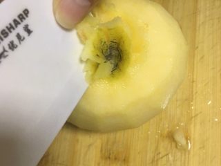 3、甜汤系列之桂花苹果汤,用刀将苹果俩头去掉