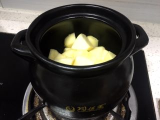6、甜汤系列之桂花苹果汤,准备一个陶煲王煲汤煲，将苹果放入