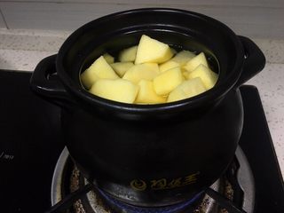 7、甜汤系列之桂花苹果汤,加适量净水器的水入煲中