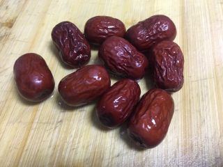 8、甜汤系列之桂花苹果汤,将红枣洗净对半切开取掉核