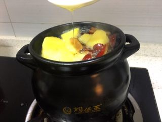 11、甜汤系列之桂花苹果汤,加入一勺蜂蜜，炖十五分钟