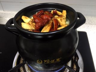 9、甜汤系列之桂花苹果汤,小火炖制沸腾，出泡加入红枣煮半小时