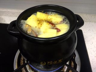 10、甜汤系列之桂花苹果汤,小火熬制苹果变色用筷子插的破红枣变色撒一把桂花