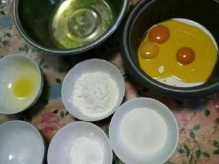 1、家庭烤箱自制戚风蛋糕,材料都称好，准备好两个干净的盆，把鸡蛋的蛋黄蛋清分开，然后把牛奶和油分别倒入蛋黄里晃动盖住蛋黄，以免打蛋白的时候蛋黄干掉。