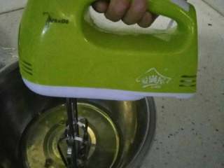 2、家庭烤箱自制戚风蛋糕,开始打蛋清，用一档