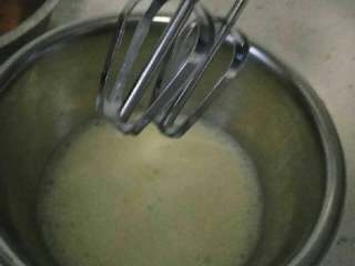 3、家庭烤箱自制戚风蛋糕,蛋清打到出粗泡，可以放三分之一的细砂糖了，然后一档搅拌均匀，转高档打蛋清，打一分钟左右。打到没有粗泡泡，全是细腻的泡泡就可以加入第二次糖了。