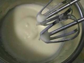 4、家庭烤箱自制戚风蛋糕,第一次加糖打出的效果