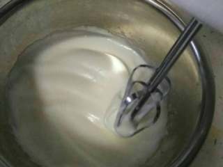 5、家庭烤箱自制戚风蛋糕,这是第二次加糖打好的效果图