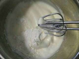 6、家庭烤箱自制戚风蛋糕,在第三次加糖前，加入玉米淀粉，低档搅拌均匀