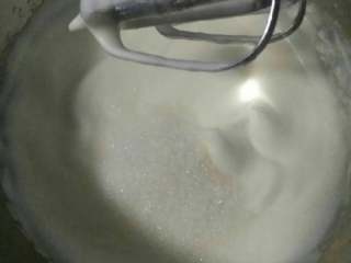 7、家庭烤箱自制戚风蛋糕,第三次加入糖