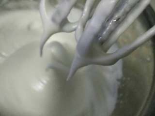 8、家庭烤箱自制戚风蛋糕,低档搅拌均匀，然后高档，打到硬性，用手指刮一下有明显的凝固的感觉就成功了。放到一边，注意观察，用刮刀刮开里面，很细腻就不会消泡啦，随时观察，如果蛋白软掉及时用打蛋器在打发。