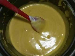 11、家庭烤箱自制戚风蛋糕,第一次放入蛋白霜的蛋黄糊搅拌好的样子