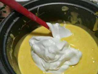 12、家庭烤箱自制戚风蛋糕,再放入另外的三分之一蛋白霜，同上搅拌均匀，动作快且轻