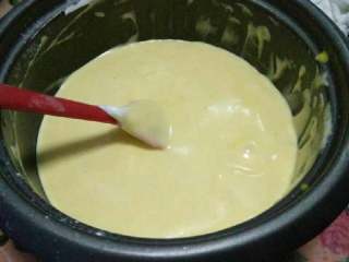 13、家庭烤箱自制戚风蛋糕,第二次加入蛋白霜的蛋黄糊，颜色变淡一些了