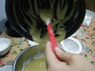 14、家庭烤箱自制戚风蛋糕,然后把蛋黄糊倒入仅剩三分之一的蛋白霜盆里，进行最后的搅拌