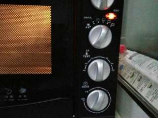 15、家庭烤箱自制戚风蛋糕,预热烤箱，上下160度，十分钟