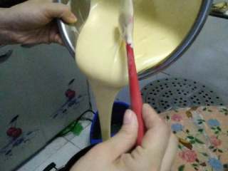 16、家庭烤箱自制戚风蛋糕,把蛋黄糊倒入模具，震动出气泡