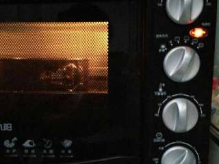 18、家庭烤箱自制戚风蛋糕,放入烤箱上下160度，50分钟