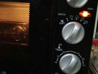 19、家庭烤箱自制戚风蛋糕,最后二十分钟，上下火180度，上色