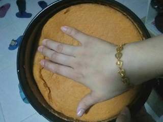 20、家庭烤箱自制戚风蛋糕,出烤箱后，高处摔模具，让蛋糕底通过摔的劲儿摔出更多的热气。之后倒扣放到烤架上，晾凉，这幅图是晾凉后出模的图，先把四周向内部扣起，就好脱模了