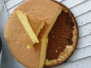 22、家庭烤箱自制戚风蛋糕,这么吃也可以，上面抹奶油也可以，好好享用吧