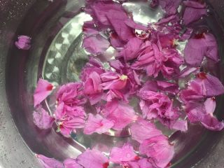 2、煎花饼,洗净