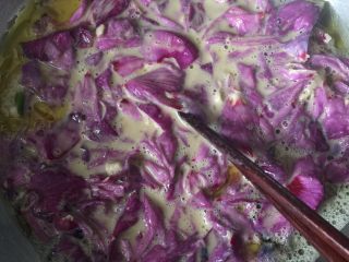 3、煎花饼,木槿花、地瓜粉、蛋、蚝油拌匀，热锅冷油煎