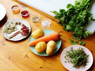 1、杂菜香草烤鸡腿肉,食材准备