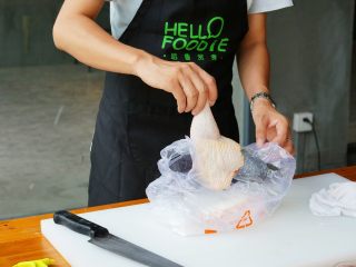 2、杂菜香草烤鸡腿肉,用2克盐和1克黑胡椒将鸡腿腌两小时。然后,将面粉、3克盐和2克黑胡椒放入食用胶袋(或大的保鲜袋)并混合在一起,均匀地裹在鸡腿上。