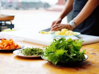 3、杂菜香草烤鸡腿肉,将红萝卜和土豆去皮切成粒,蒜头切片,洋葱头切碎,香葱头和小米椒切成圈,芹菜切成段备用。