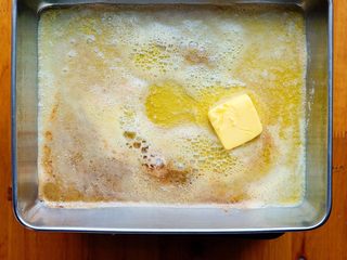 4、杂菜香草烤鸡腿肉,准备较大的平底锅或不锈钢盘子,开火热锅,先把50克黄油溶化。