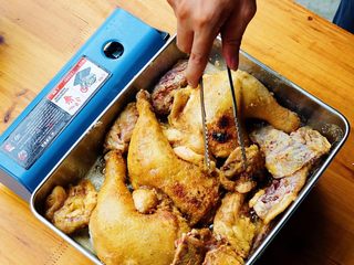 5、杂菜香草烤鸡腿肉,把鸡腿放进锅里,煎至两面金黄,然后夹起,出锅备用。