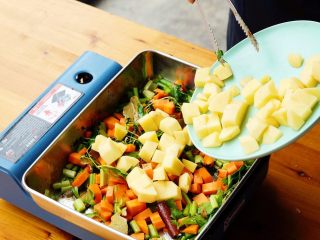 6、杂菜香草烤鸡腿肉,把百里香、肉桂和已切好的蒜头、红葱头、香葱头和小米椒放进刚煎完鸡腿的锅里,翻炒至飘香。