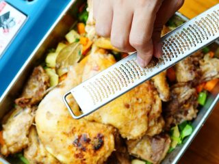 8、杂菜香草烤鸡腿肉,用削皮器把肉豆蔻刮成约1克的粉末状,均匀地撒在鸡腿上。