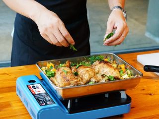 10、杂菜香草烤鸡腿肉,出炉后,洒上半个柠檬的汁和一些新鲜的芹菜叶,摆盘装饰就OK!