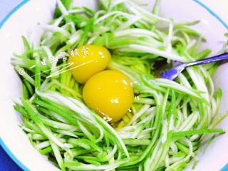 1、西葫芦饼,然后磕入鸡蛋搅拌均匀。