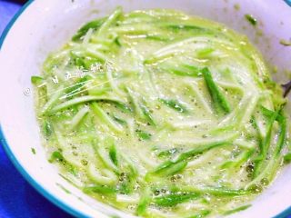 3、西葫芦饼,搅拌成无面粉颗粒的蛋面糊。